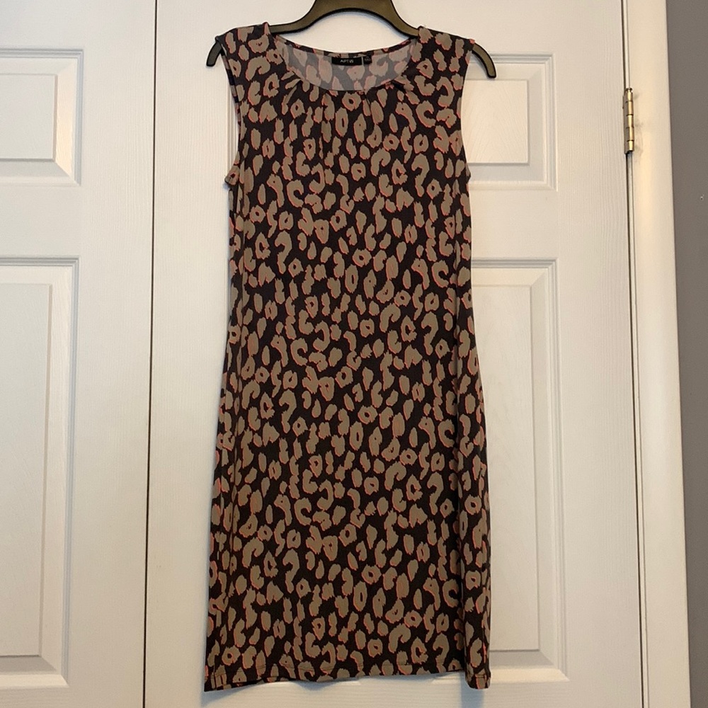 Sleeveless leopard print dress